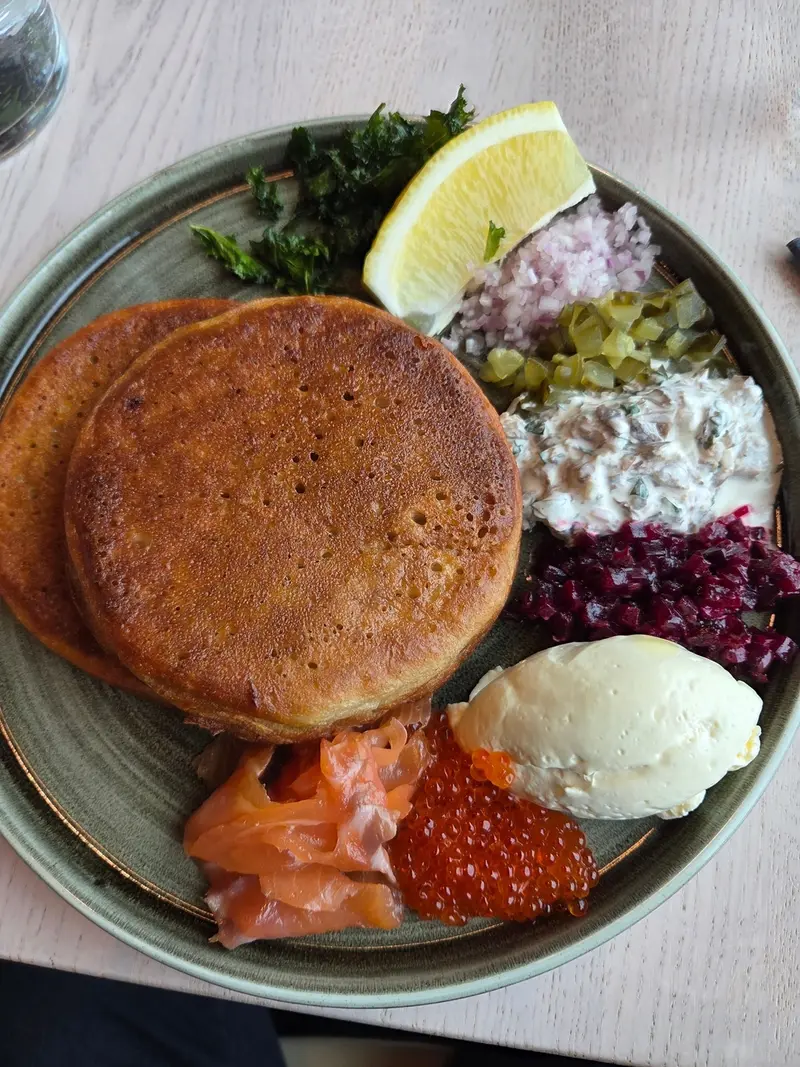 Blini med lax, rom och gräddfil