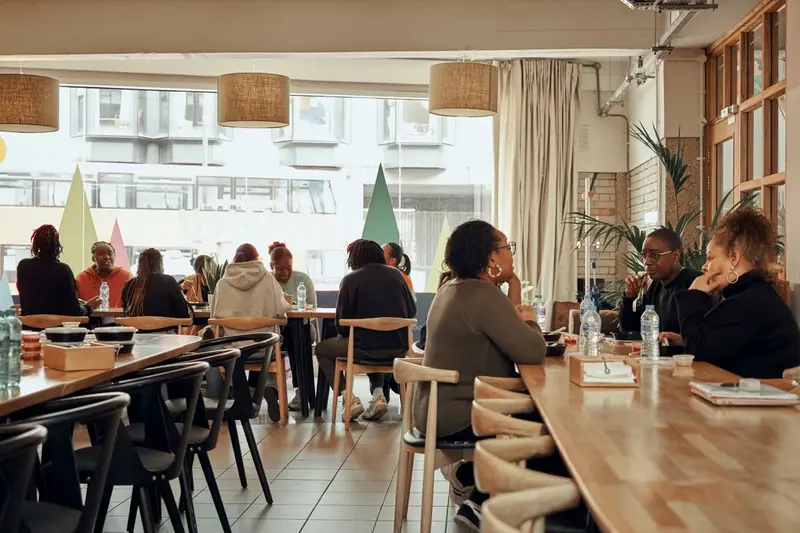 Restaurangens matsal fylld med gäster