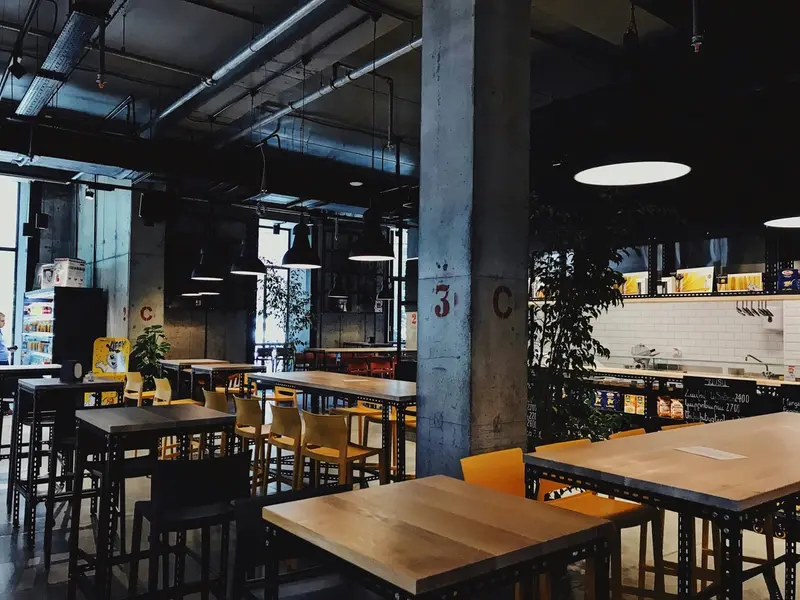 Restaurangens industriella interiör