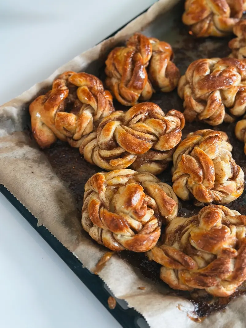 Nybakade kanelbullar på plåt