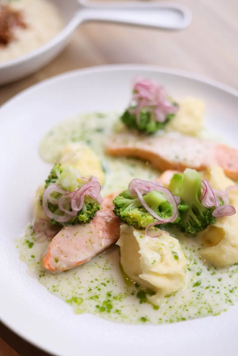 Lax med broccoli och örtsås