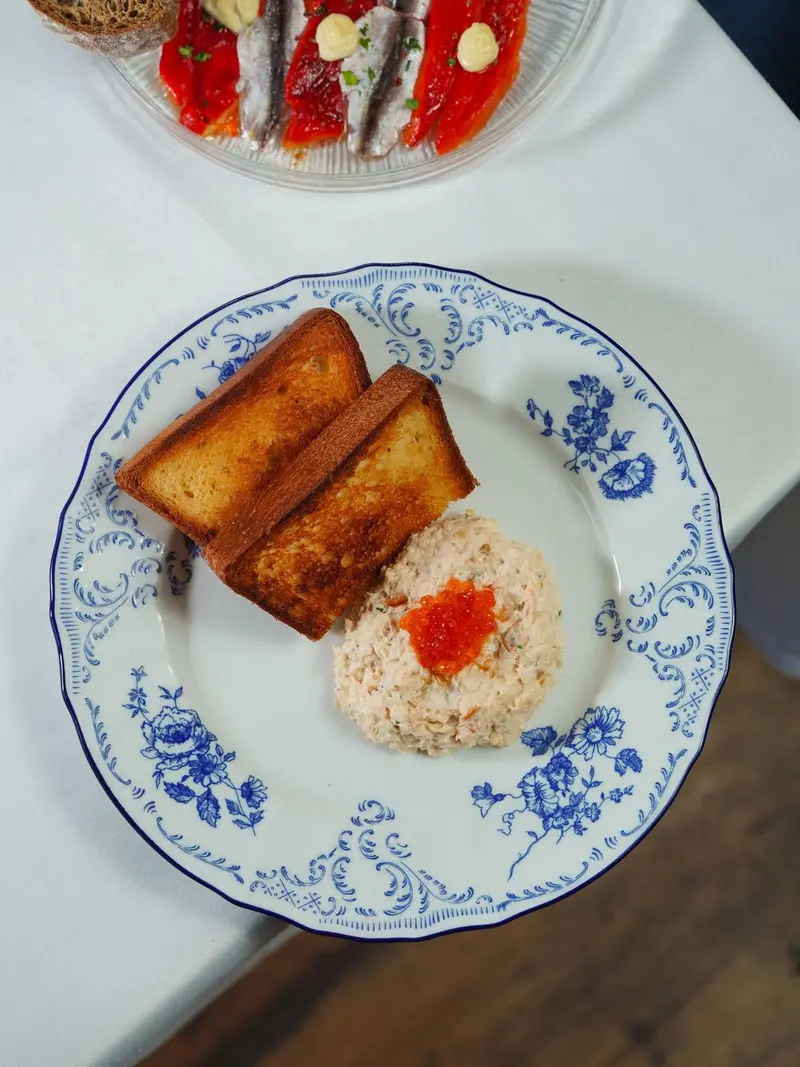 Toast Skagen med en klick rom, serverad med rostat bröd på blåmönstrad porslinstallrik